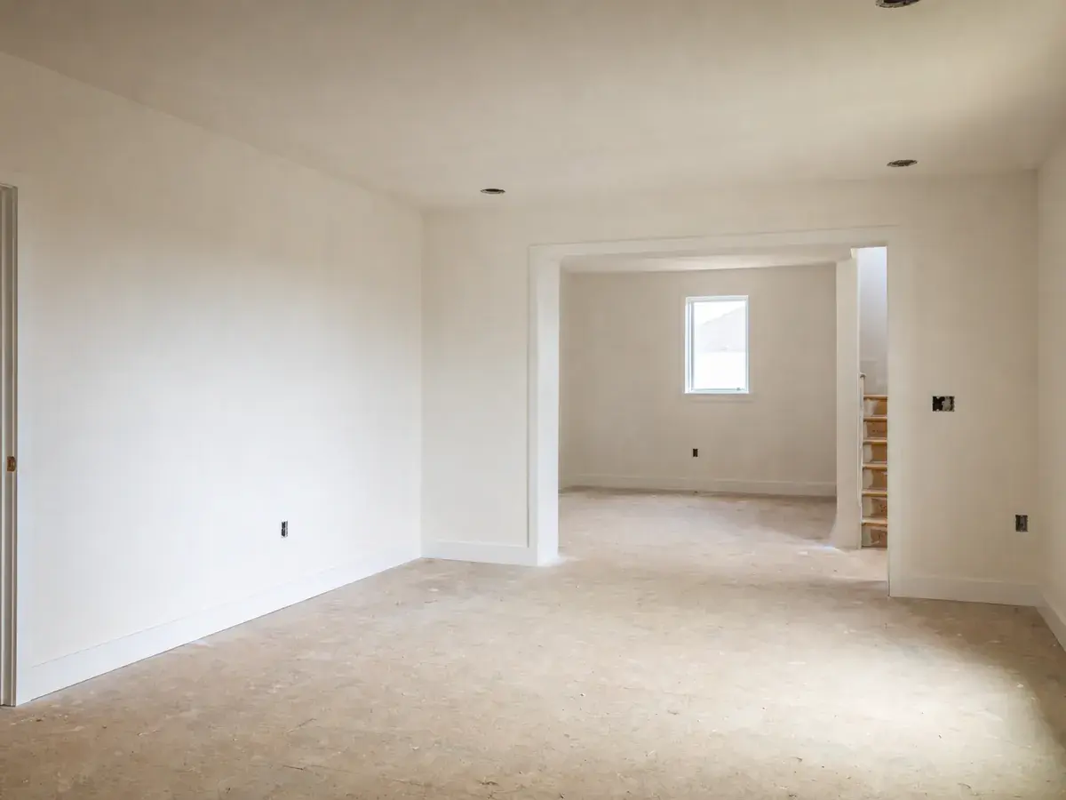 Un cuarto recién sellado con paredes y techo de drywall lisos